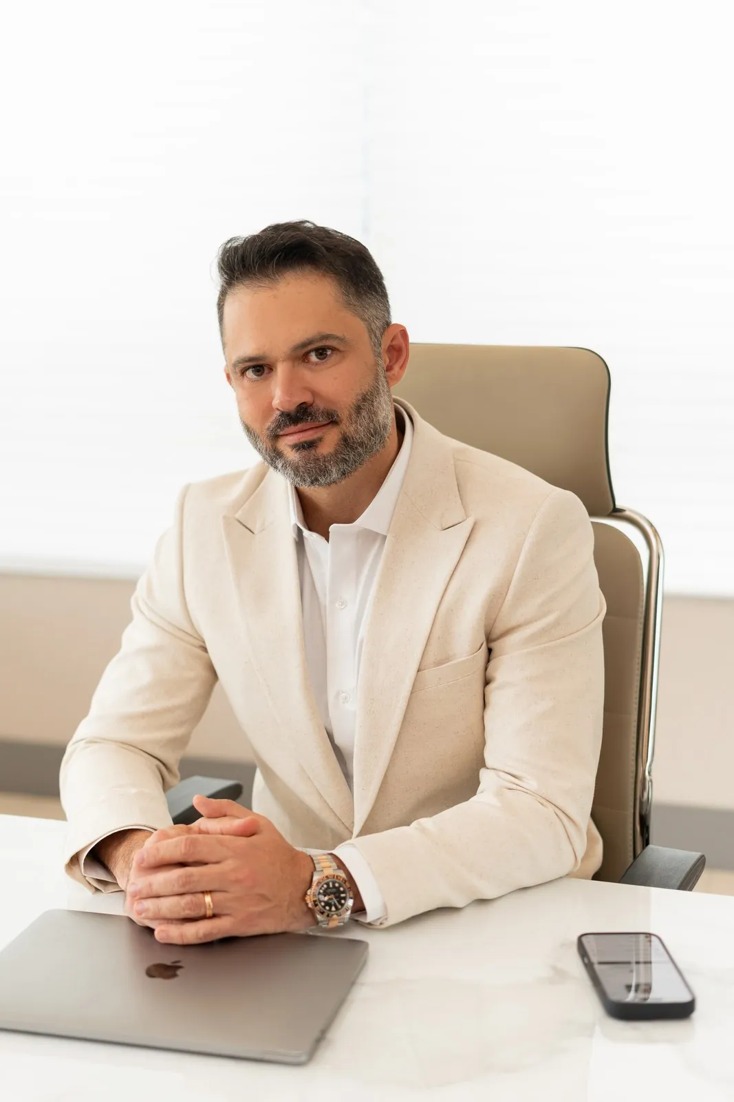 Dr. Dias Junior em seu consultório, clínica de medicina integrativa
